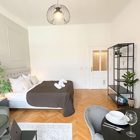 Cozy & Central 2 Bedroom Apartment Виена Екстериор снимка