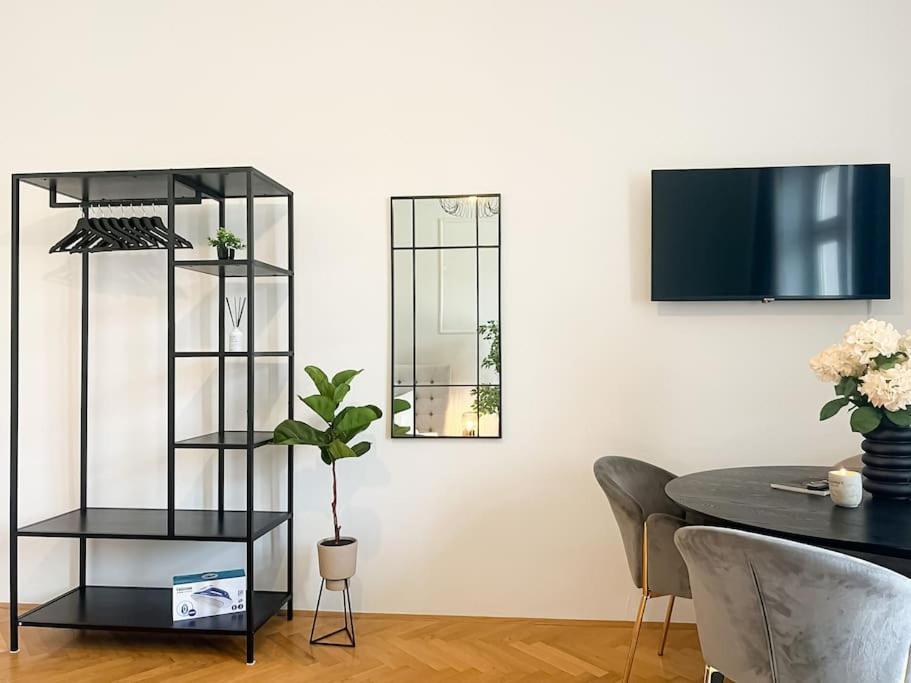 Cozy & Central 2 Bedroom Apartment Виена Екстериор снимка