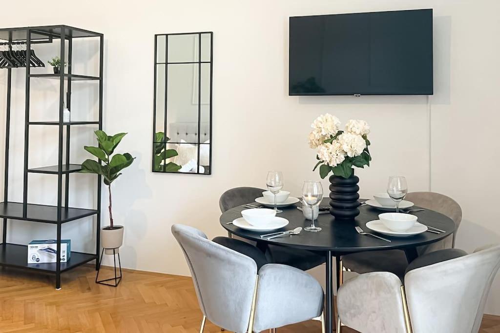 Cozy & Central 2 Bedroom Apartment Виена Екстериор снимка