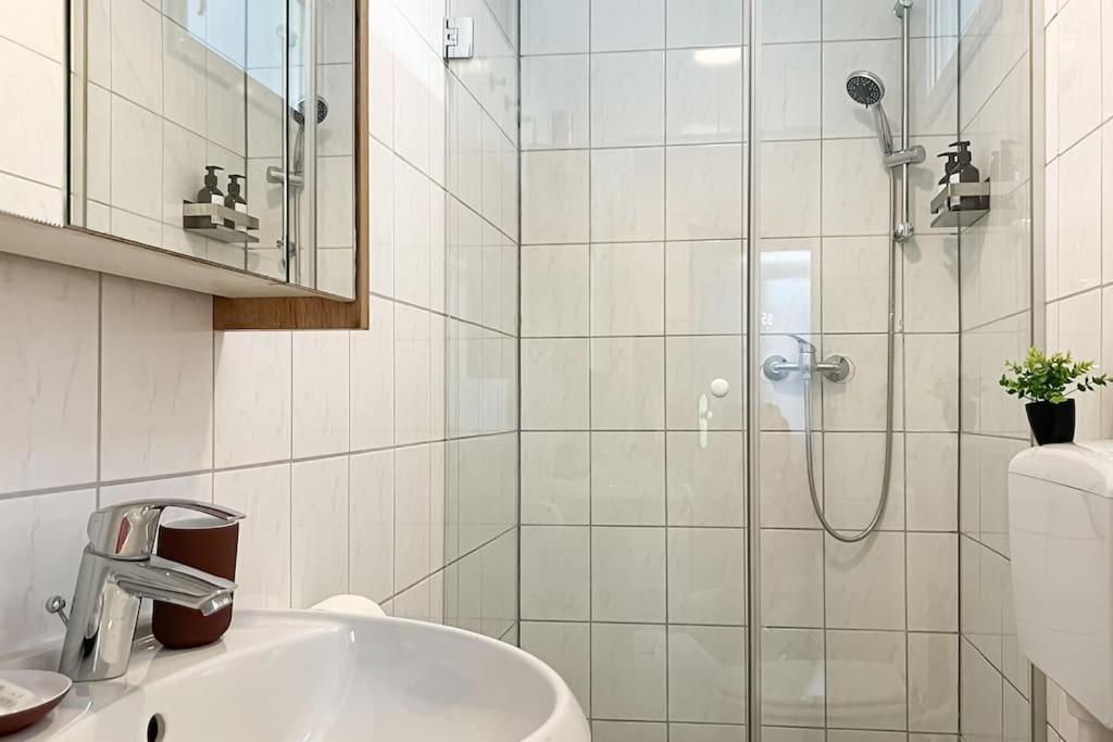 Cozy & Central 2 Bedroom Apartment Виена Екстериор снимка